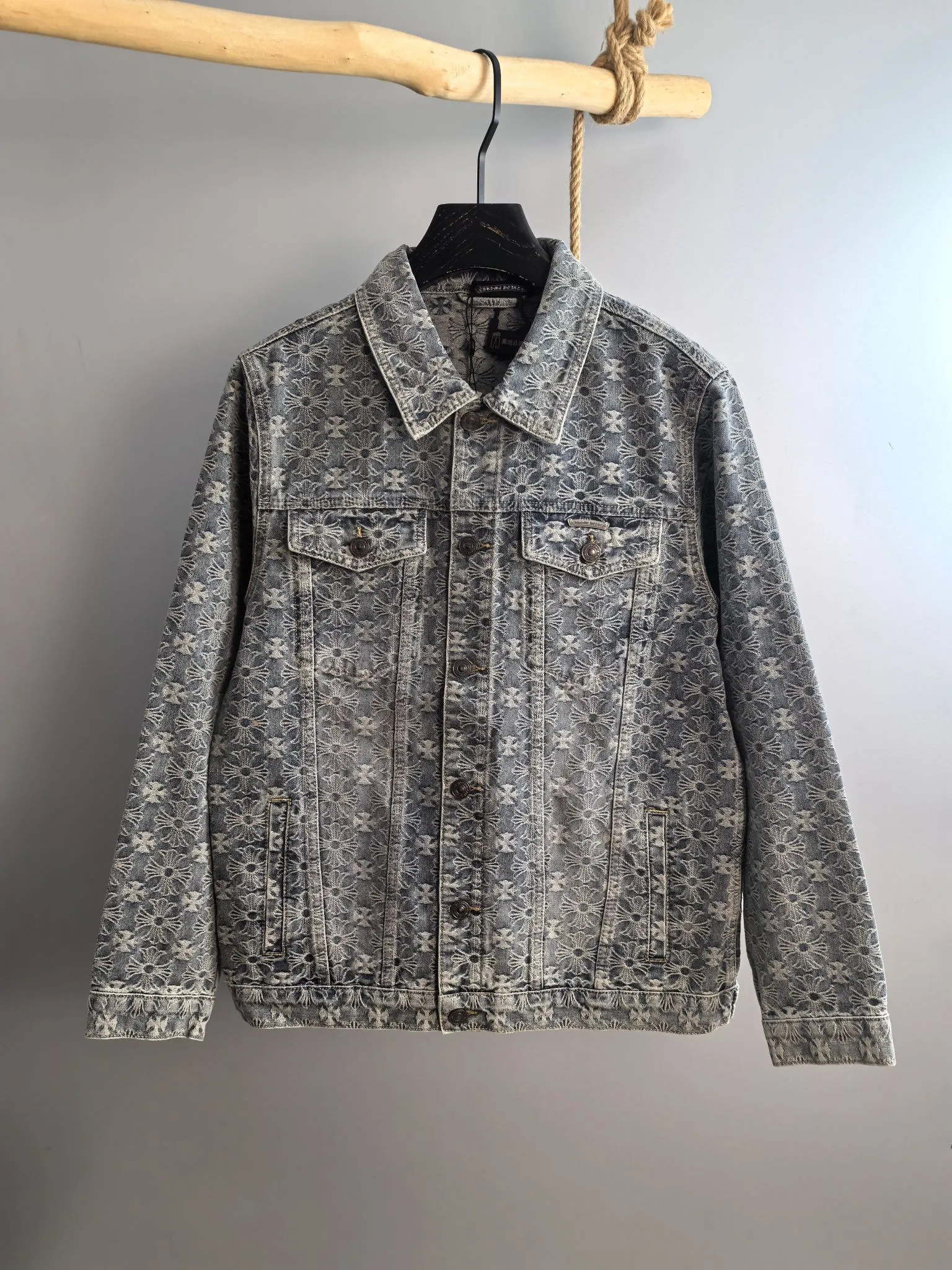P960 Chrome Hearts Exclusively available in autumn and winter new counters, the same style denim suit can be sold separately, breathable, comfortable and casual! Full of high-end feel! The details are exquisite and high-end, and the workmanship is impeccable! The original high-end fabric is very high-end! The fabric is soft, delicate and comfortable, moisture-absorbent, quick-drying, breathable, neat and stylish. Top M-3XL, pants 29-36
